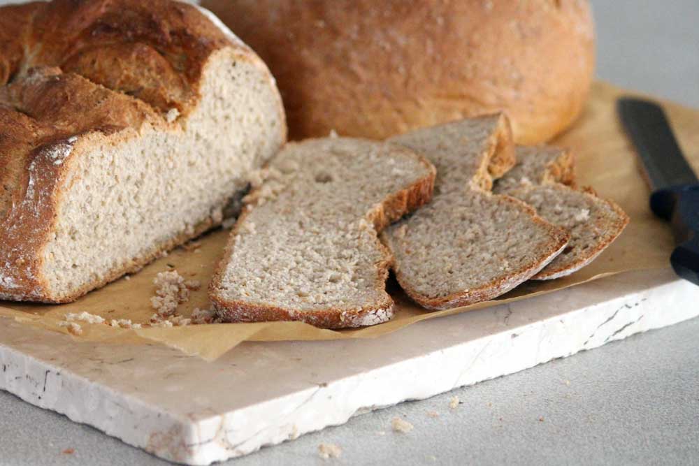 frisch aufgeschnittener Brotleib